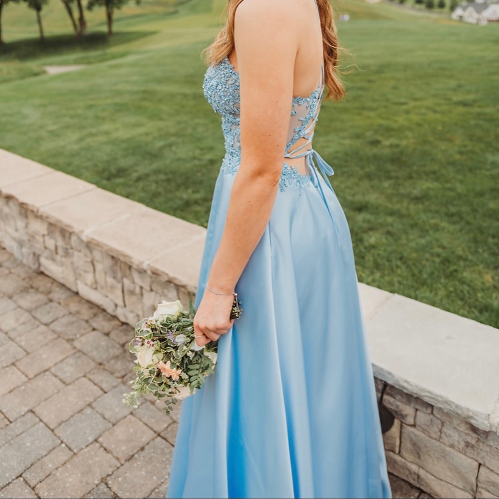 Selling this BEAUTIFUL prom dress!!